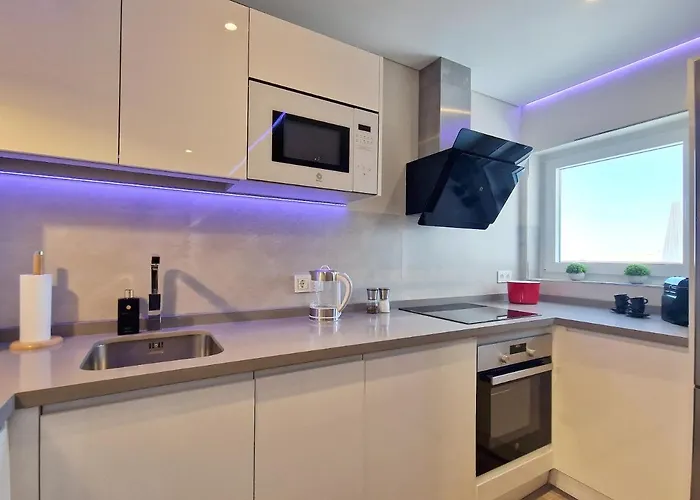 Emerald Apartment - Spacious Modern 2 Bedroom